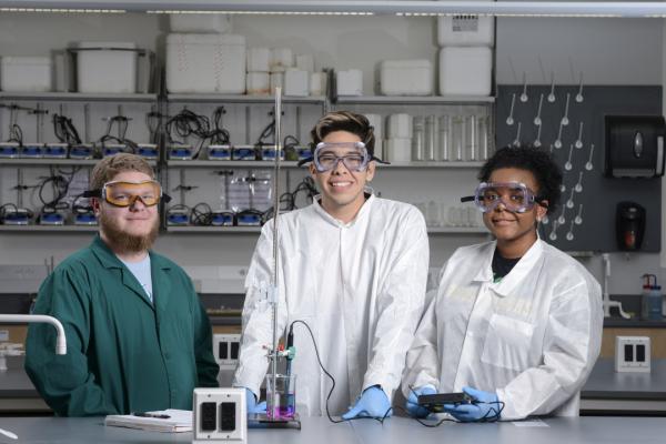 Students set up experiment in chemistry lab