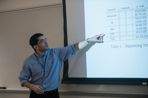 Systems Biology graduate student, Parsa Hosseini, presents his research on "The defense response landscape of phytohormone-treated soybean (Glycine max) roots" in class. 