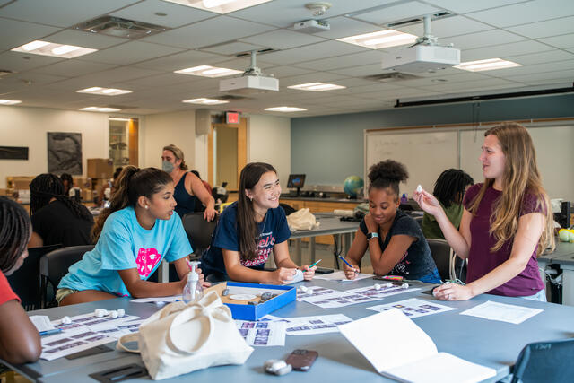 Group of FOCUS students in lab