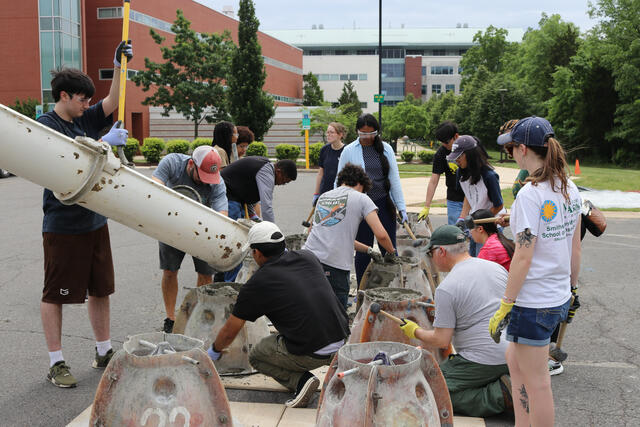 Students build an artificial reef with Jesse Howe, assistant director of Coastal Conservation Association Maryland, on the Science and Technology Campus. Photo by Evan Cantwell/George Mason University